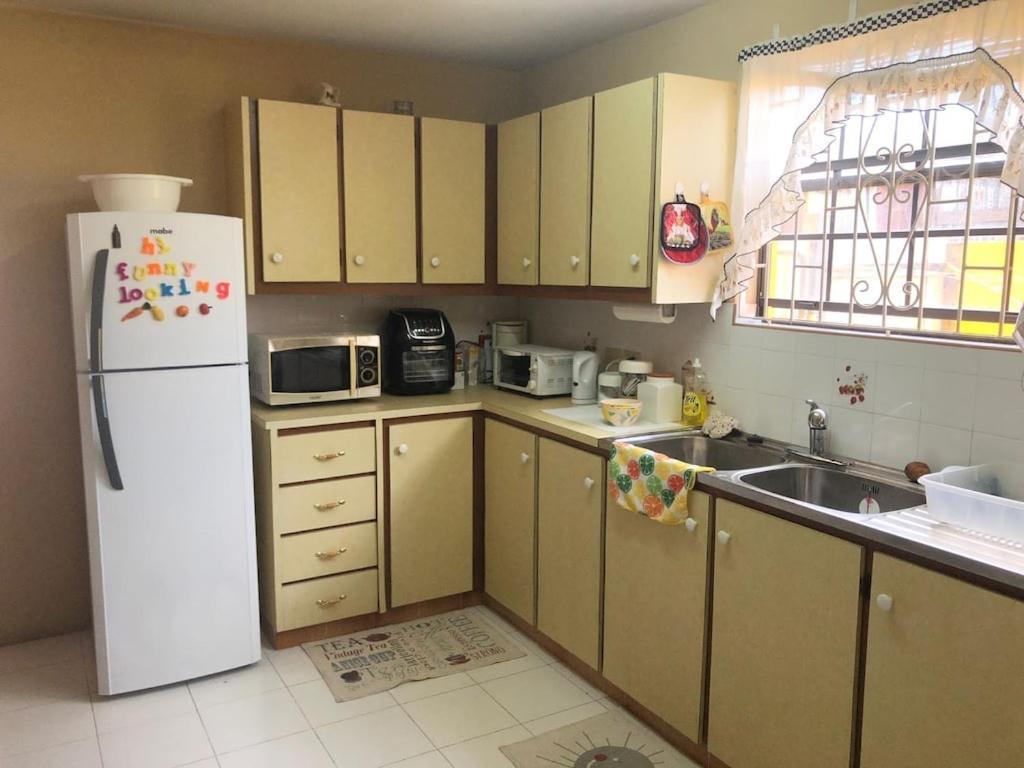 Вилла Donamae 2 Story Barbados House Бриджтаун Экстерьер фото